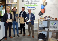 Bij Desch Plantpak konden mensen een kijkje nemen naar hun potten en trays. Van links naar rechts: Kees Waqué met zijn fibre sixpack, Richard Schrama met hun gerecyclede pot, Harry Nieuwenhuijsen met de nieuwste reeks fibre trays en Teun Poot met de Desch Catalogus.